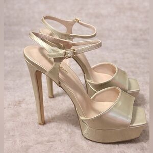 ✨Champagne Gold 6” Ultra High Platform Heels – Peep Toe Stilettos Size 9